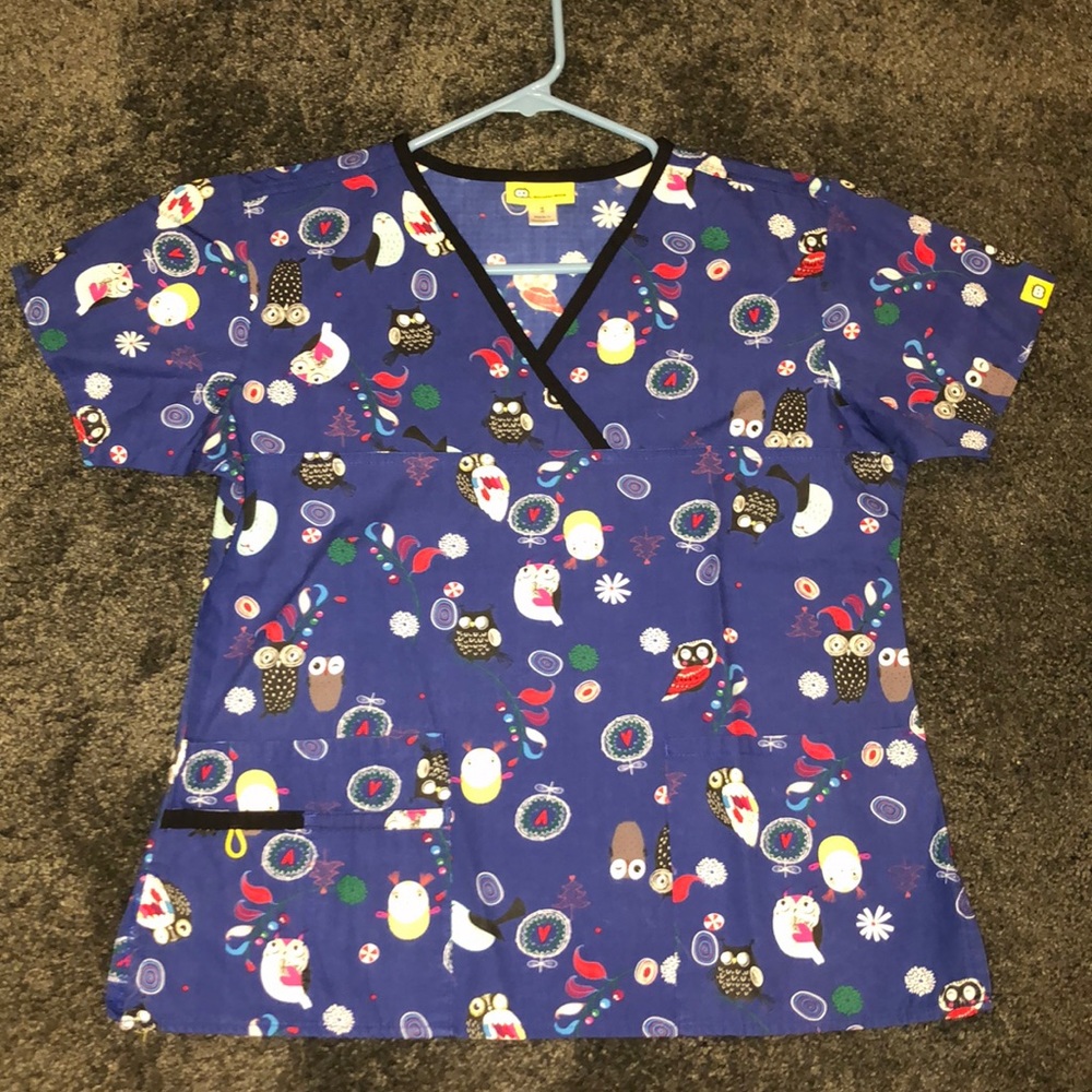 Scrub top, size small.